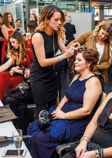 Die Alte Apotheke 1691 in Bochum veranstaltet regelmäßig Make-up-Workshops, in denen die Teilnehmerinnen lernen, wie ein perfektes, natürliches oder ein anspruchsvolles Abend- Make-up gestaltet wird.