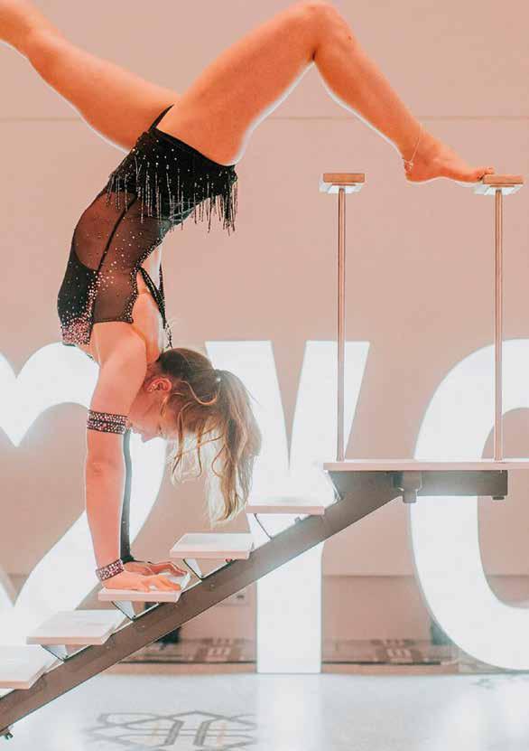 9 AKROBATIK Nicole Ster Nicole Ster begeistert das Publikum auf ihrer freistehenden Treppe durch elegante und rhythmische Bewegungen, im Handstand.
