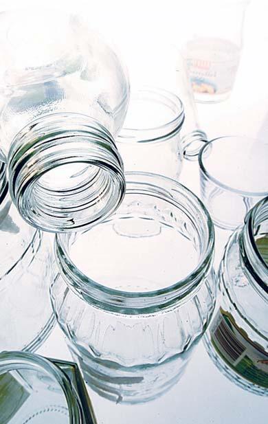 6 3 4 Glas Vetropack Austria hat im vergangenen Jahr eine Reihe von Gewichtsoptimierungen bei Glasverpackungen realisiert, die eine deutliche Einsparung an Verpackungsmaterial bewirken.