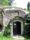 le bzw. Felsenkapelle ausgeschildert ist. Die Felsenkapelle liegt gleich am Wegesrand und es ist ein Wunder, dass ein so ausgehöhlter Felsen überhaupt noch halten kann.