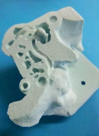 uteile mit dichtem Sintergefüge herstellbar. Das Verfahren wird z. B. für die Herstellung poröser, bioaktiver Keramikstrukturen aus Hydroxylapatit eingesetzt.