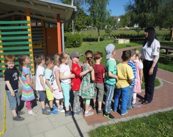 Vorschulkinder Verkehrserziehung und Polizeibesuch Am Vormittag kam Frau Detmar von der Polizei Memmingen zu uns in die Kita und übte mit den Kindern, was man beim Überqueren einer Straße