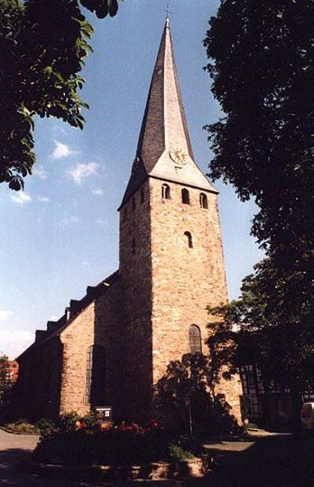 KIRCHEN IN HATTINGEN DIE EVANGELISCHE KIRCHE ST. GEORG IM HERZEN DER HATTINGER ALTSTADT Die St.-Georgs-Kirche mit ihrem schiefen Turm ist das Wahrzeichen Hattingens.