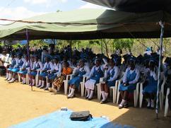 Partnerschaftskreis Tansania des Kirchenkreis Tempelhof Reise zur ersten Graduiertenfeier in der Mufindi Girl s Secondary School Als Reverend Masawa 2007 die Pläne zum Bau einer Mädchenschule