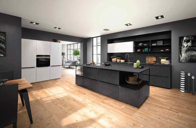 Messevorschau Küchenmöbel In der Nolte-Kollektion 2018 treffen neue Materialien auf exklusives Design. Hier trifft Soft Lack Articweiß auf die Blaustahloptik Ferro 701.