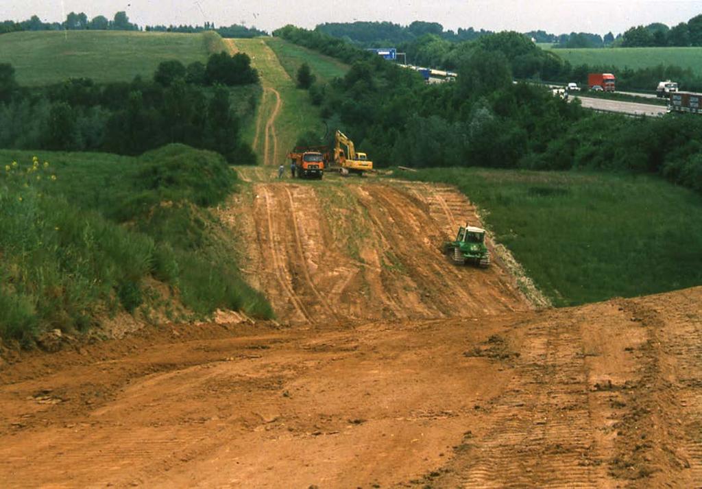 1. Einführung Zwei Problemkreise Durch den Bau der Pipeline entstehen besonders im Bereich druckempfindlicher Böden Bodenverdichtungen.