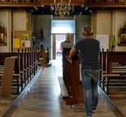 und der Liturgie- und Kunstkommission des Bistums Münster ein Provisorium geschaffen, das den Altar in die Mitte der Gemeinde rückt.