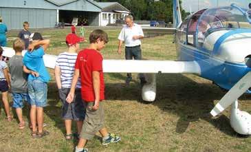 So erfuhren die Kinder von ihm wie ein Flugzeug fliegt und bekamen eine kleinen Eindruck über den Verein und seine Tätigkeit.