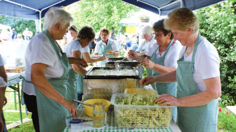 AMMERNDORF - Der Heimat- und Gartenbauverein feierte sein Holunderfest dieses Jahr rund um das Dreschmaschinenhaus.