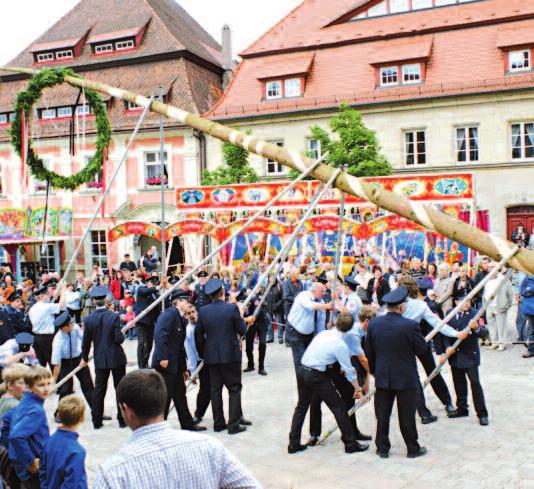 Juni startete das Treiben im Festzelt mit dem Bieranstich durch den 1. Bürgermeister Jürgen Habel, der mit drei gekonnten Schlägen das Fass anzapfte.