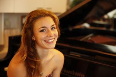 Lara Gwen Die junge Tessiner Pianistin, geboren 1992, war schon früh von Musik und allem, was mit Bewegung zu tun hat, fasziniert.
