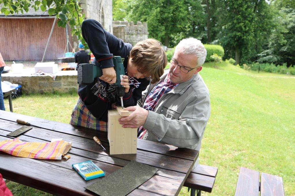 Gemeinsam Nistkästen bauen mit Besuchern der Tagesstätte Bad Salzungen Im Haus für ältere Bürger in Trusetal haben Schüler der 9.