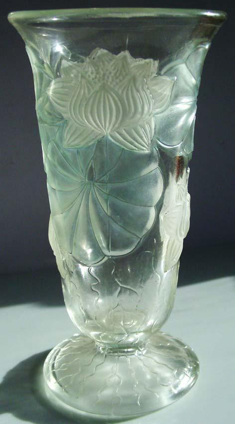 Abb. 2012-1/35-05 Vase mit Seerosen, farbloses Pressglas, fein mattiert H 19,5 cm, Rand D 10,5
