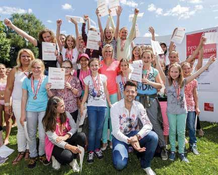 »DIE SCHULE GEHT BADEN 2014«SALZBURGS JUNGE HELDEN ERSCHWAMMEN TAUSENDE EURO FÜR PRO JUVENTUTE kleines Bild oben, v. l.: Florian Gschaider, Catherine Hyza, Claudia Geiger, Niki Hosp, Alexis Seyfried.