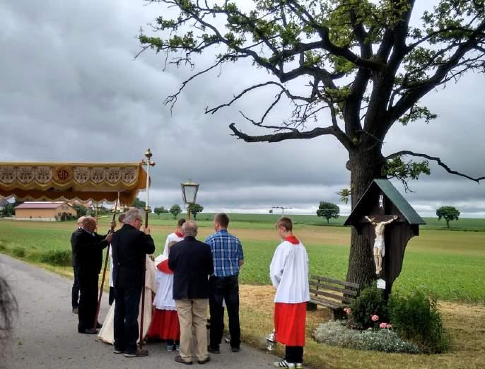 An Pfingsten fanden in beiden Pfarreien Flurumgänge statt. Die Pfarrei Neukirchen betete am Pfingstsonntag zum Flurkreuz Richtung Berletzhof. Starker Wind beeinträchtigte diese Prozession.