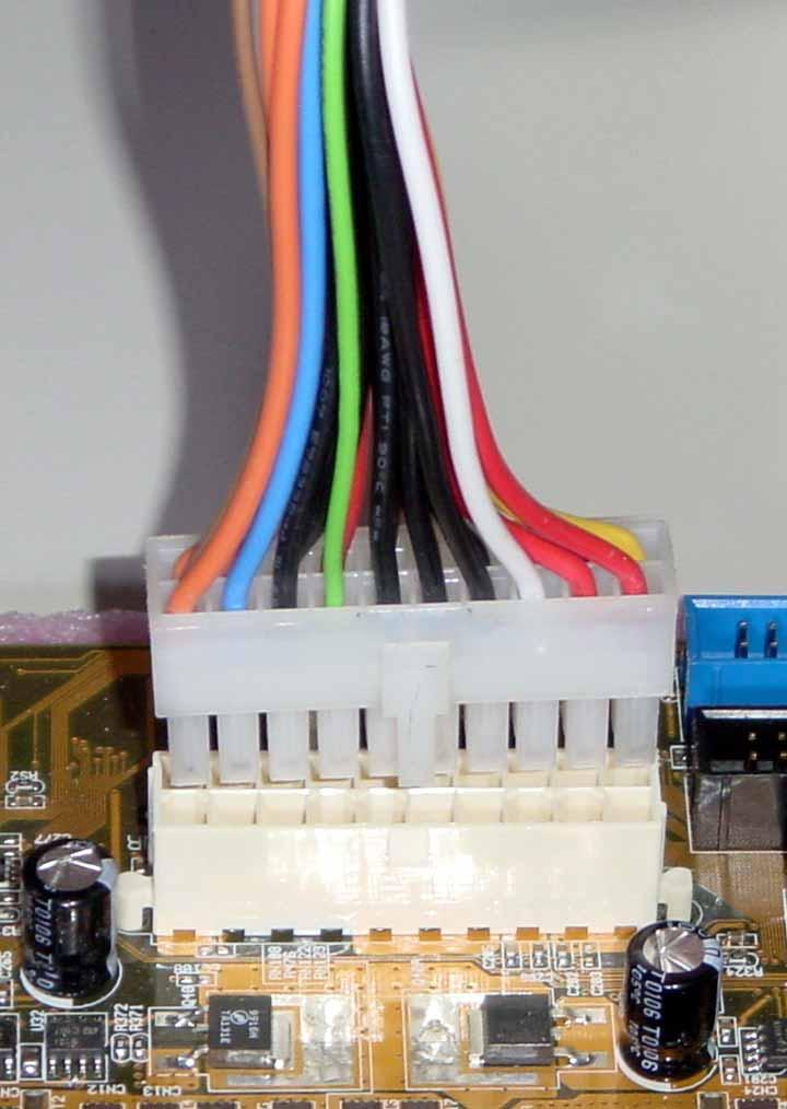 Deutsch 8 Verbinden der Stromversorgungskabel Die Stecker von einem ATX-Netzteil sind für die Stromanschlüsse auf dem Motherboard ausgelegt. 1. Richten Sie den 20-pol.