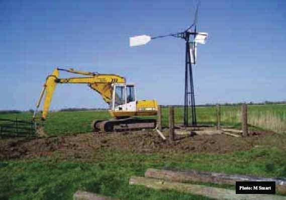 Um eine frühzeitige Austrocknung der Flächen in niederschlagsarmen Frühlingen zu vermeiden, bieten sich windkraftbetriebene Schöpfmühlen an, mit denen bei Bedarf Wasser aus den großen Vorflutern in