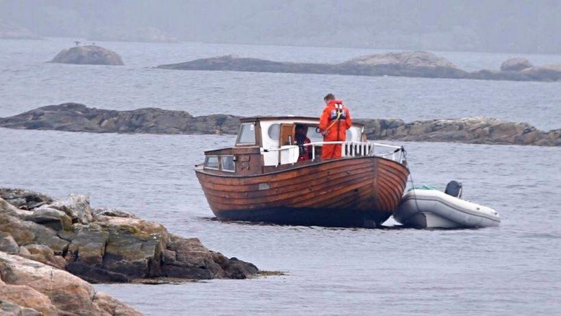 Ein Dolmoy Boot wurde beim Rückwärtsfahren gegen die Welle, durch eindringendes Wasser regelrecht versenkt.