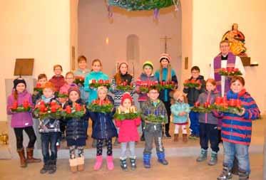 42 Helfer! Die Kinder waren mit Begeisterung und Freude am Werk. Nach getaner Arbeit wurden die Adventskränze bei einer feierlichen Andacht in der Kirche St. Maria gesegnet.
