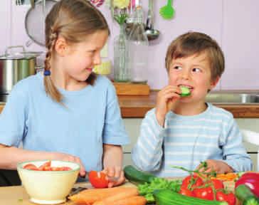 Nach den Empfehlungen der Ernährungsgesellschaften sollte Ihr Kind täglich zwei Kinderhände voll frisches Obst, drei Kinderhände voll Gemüse oder Hülsenfrüchte, drei