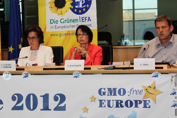 Abbildung: Testbiotech auf der Konferenz der gentechnikfreien Regionen, auf dem Podium die Präsidentin der Europäischen Lebensmittelbehörde (links) und die Leiterin der Abteilung