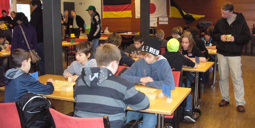 Mit Hilfe von zwei Schülern, die schon etwas länger Shogi spielen, holte sich das Lessing-Team den Meisterpokal in der Schulwertung. Gemeinsam mit Shogi Deutschland e.v. organisieren wir die diesjährige deutsche Jugendmeisterschaft, die im November stattfinden wird.