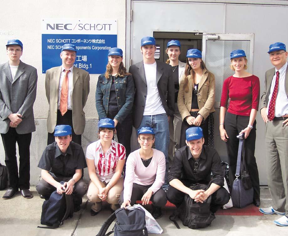 Internationales 75 Besuch bei Nec-Schott: Dr. Raupach, Geschäftsführer von NEC-Schott, Professor Franz Waldenberger und die Seminarteilnehmer München am 23.