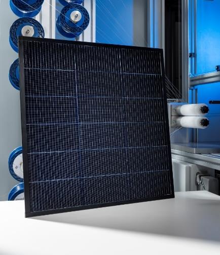 Bifaziale PERC + Solarzelle mit SmartWire-Verschaltung Busbarlose bifaziale PERC + Solarzelle: 22,1 %* a PERC + Modul mit