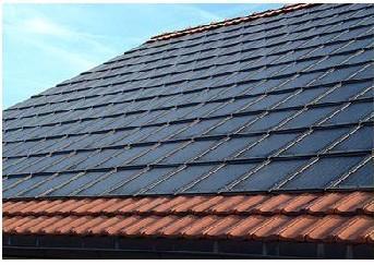 Wenn Solaranlagen die parallelen Flächen und Linien von Dachflächen übernehmen, wird eine starke Integrationswirkung erzielt.