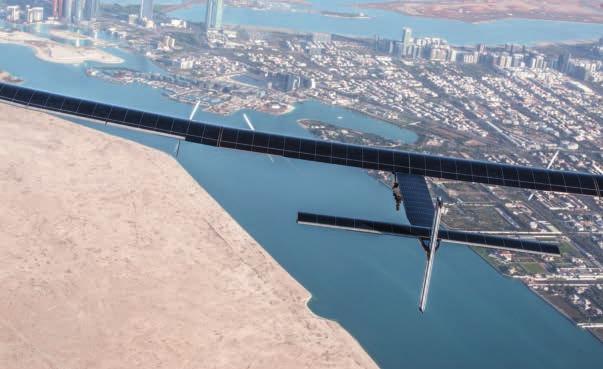 INNOVATION In 25 Tagen um die Welt ohne Treibstoff Solar Impulse 2 bei einem Testflug über Abu Dhabi Unten links: Die Etappen auf dem Weg rund um die Welt Unten rechts: Ein mobiler Hangar schützt das