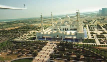 MOTORSEGLER Die kleinen Abenteuer muss man suchen, die großen Oben: Die Sheikh-Zayed- Moschee im kurzen Endteil des Al-Bateen-Flughafen in Abu Dhabi Unten links: Breites Grinsen nach der Überquerung