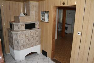 Im Erdgeschoss ist die Küche, Wohn/Esszimmer, Flur, Hauswirtschaftsraum, Gäste WC sowie über separatem Eingang erreichbar ein kleines