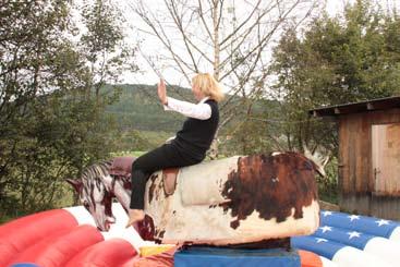 Der Rodeo-Bulle macht aus Ihren Besuchern Stadtcowboys, denn einmal aufgestiegen packt jeden das Reitfieber.