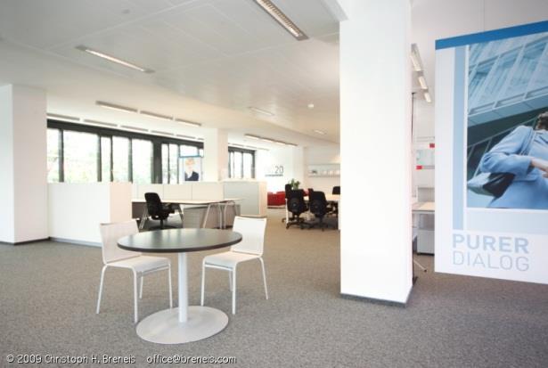 IV. Die Büroausstattung Die Büroflächen sind flexibel gestaltbar und variabel teilbar; die Trakttiefe