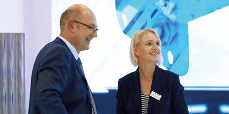 1 auf der IAA in Frankfurt/ Main. 05 In ihrer neuen Funktion als Vice President Purchasing und Mitglied des Executive Committees der Opel Automobile GmbH wurde Michelle Wen herzlich von Arndt G.