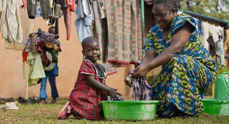 Was EINE EchTE FamIlIE bewirken KaNN Im ugandischen sos-kinderdorf gulu hat die Waise mouna eine neue Familie mit einer sos-kinderdorf-mutter und brüdern und schwestern gefunden.