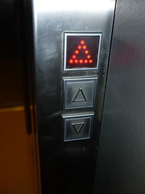 Aufzug Anzahl baugleicher Aufzüge: 1 Bewegungsfläche vor der Aufzugstür beim Einstieg - Breite: 150 cm Bewegungsfläche vor der Aufzugstür beim Einstieg -