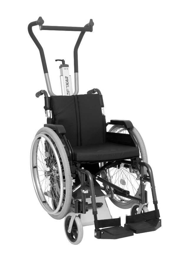 Zum Fahren auf der Treppe werden die Rollstuhlräder (mit Steckachsen) auf eine höher gelegene Position eingesteckt (siehe Bild).
