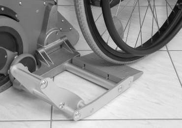 5.2.3 Selbstfahrer-Rollstuhl aufnehmen (PT-Universal) Mittig bis an die Ausleger heranfahren