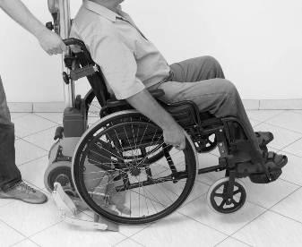 Rollstuhl mit beiden Händen