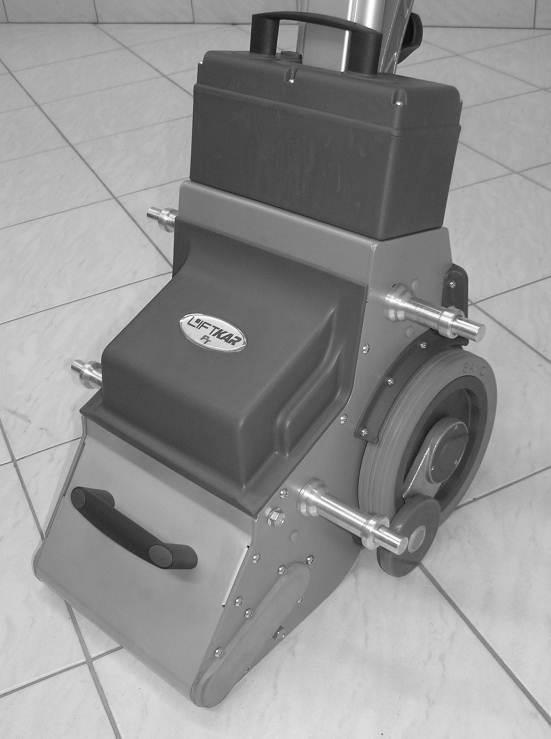 Beim Modell Adapt werden durch eine Fachwerkstatt eigene Halterungen an den Rollstuhl montiert In diese Halterungen passen die seitlich an die Hubeinheit angebrachten Stangen mit Stellringen