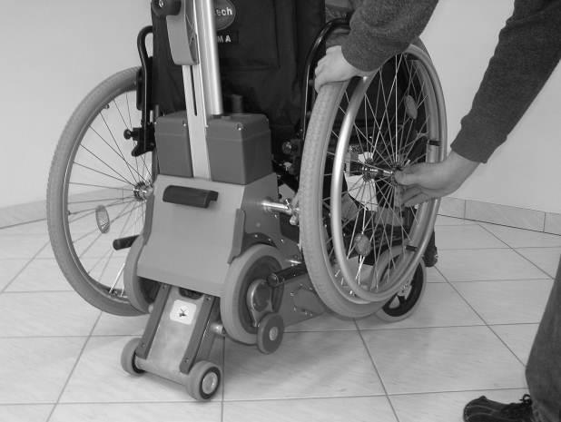 AUF/AB-Taster betätigen -in Richtung Ab- wird der Rollstuhl samt Treppensteiger auf die Laufräder des Liftkar PT abgesenkt. Damit ist die Einheit betriebsbereit zum Treppensteigen.