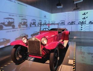 REPORT Das gezeigte Fahrzeug im Vordergrund ist ein Lancia. Austin 7, Montage in Shanghai. wicklung am Beispiel von Henry Fords Model T gezeigt. Der Beginn der Montage ist das T-Modell.