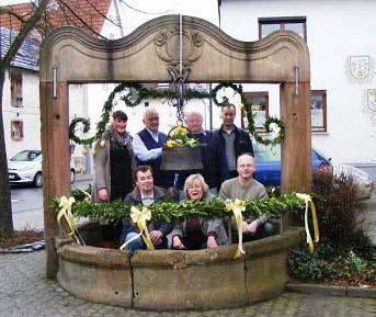 Frohe Ostern! Der Dorfbrunnen in Dorn-Assenheim zeigt sich seit dem Wochenende wieder österlich geschmückt.