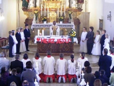 Pfarrei WZ vom 17.4.2010 Jesus in den letzten Monaten ins Herz geschlossen Zehn Jungen und Mädchen der Pfarrei St. Maria Magdalena feiern Erstkommunion Reichelsheim - Dorn-Assenheim (hh.