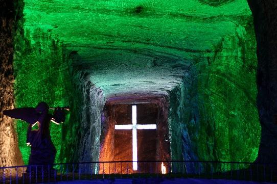 Tag 2 Bogota City Tour, Monserrate, Candelaria Heute verschaffen Sie sich zunächst einen Überblick vom Stadtberg Monserrate (3150m) aus und genießen die beeindruckende Aussicht über Kolumbiens