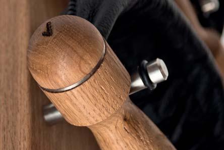 Eine dem Holzgriff gegenüberliegende, ins Leder integrierte Metallschiene gibt der Hantel die nötige Stabilität.