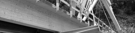 2.3 Brückenausstattung Die Fahrbahnplatte weist eine durchgehende bituminöse Abdichtung (polymermodifizierte Bitumenschweißbahn), die auf einem Voranstrich (Haftbrücke und Feuchteschutz) durchgehend