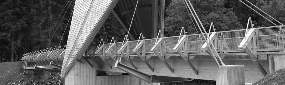 Die Holzsteher der Geländerkonstruktion sind durch eine Stahlblechabdeckung geschützt. 2.