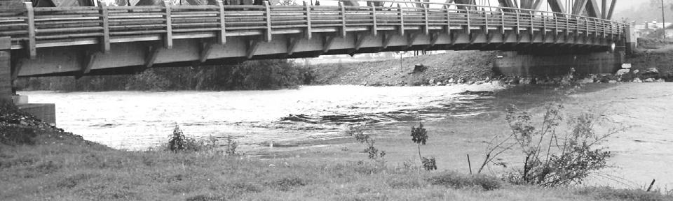 Abbildung 2a: Hochwasser im August 2002 das Wasser überflutet die alte Brücke Abbildung 2b: vergleichbares